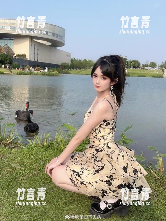 Akisoso秋楚楚黑裙正片私房美图：一袭黑裙，掀起秋季的优雅旋风！
