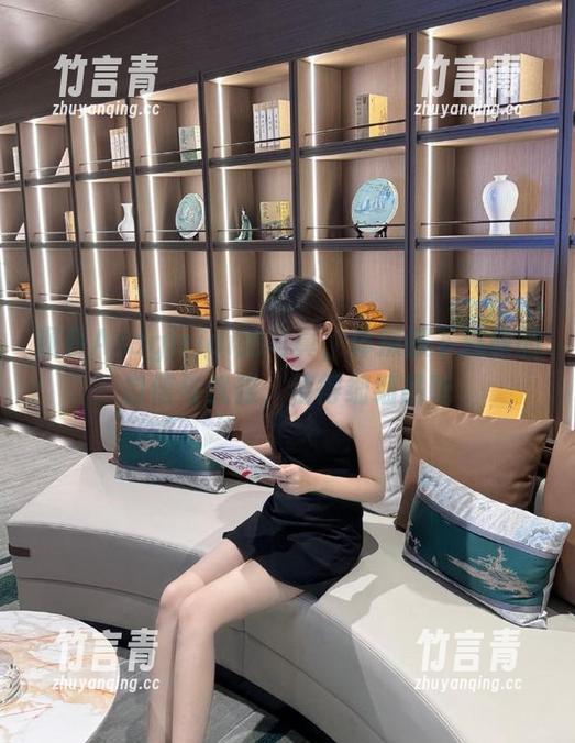 观看Asagiriai的写真，体操服下流露的自信与优雅，值得细细品味