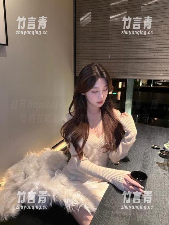 打开Bambi(밤비)兔女郎的在线图集，感受她在摄影中传递的情感与视觉享受