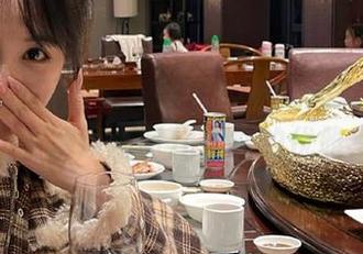 Feilin嗲囡囡 – 冯木木独家吊带写真资源，解锁新时代女性的优雅
