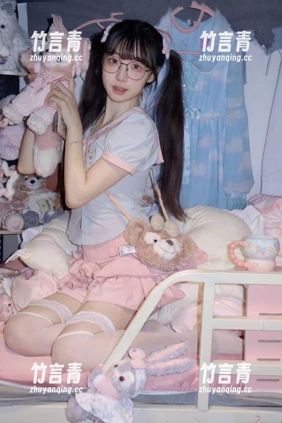 GIRLT果团网-little贝壳喵 GIRLT果团网 - little贝壳喵黑白写真精华:完整原图与丰富套图带你领略不同风情