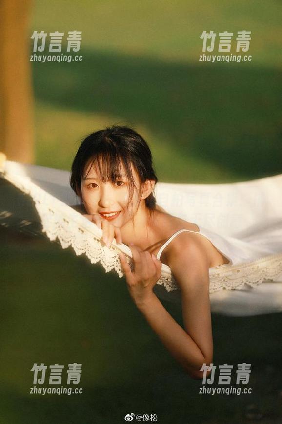 GIRLT果团网 - 松果儿自拍写真合集：捕捉她生活中的点滴美好与无尽创意