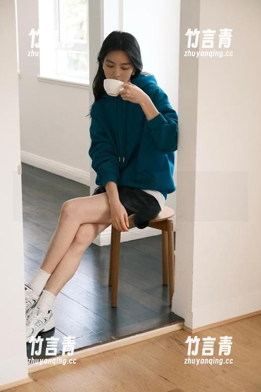GIRLT果团网 - 展现真实自我：龚玥菲黑白套图分享，探寻她内心的黑白对话