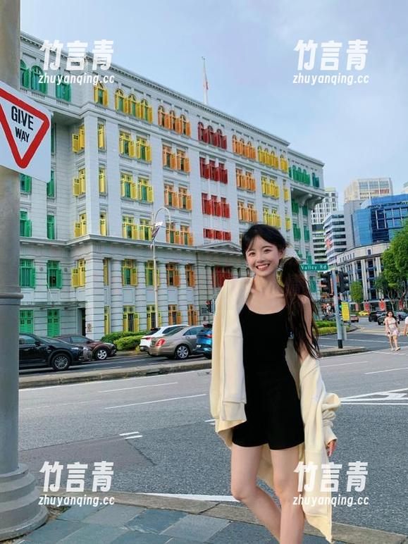 最新美图揭秘！喵糖映画带你沉醉在阳光下的白泳衣展现无限风情！