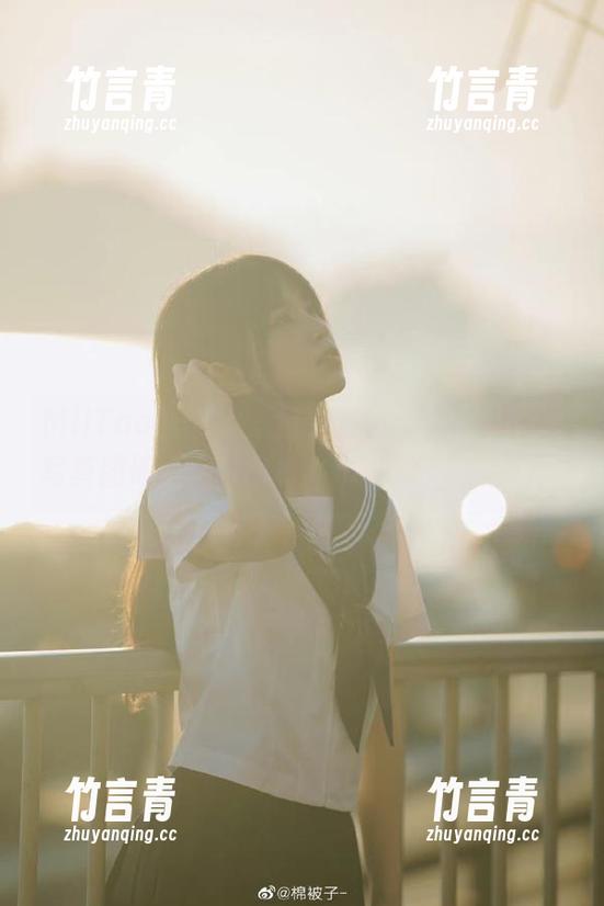 MiiTao蜜桃社 - 精致高清琉璃lily短裙写真图册，展现风格与个性的完美结合！