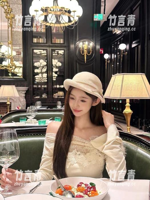 MiiTao蜜桃社 - 迷失在蜜蕊Mary的红裙作品中，获取美丽的写真资源与无限创意