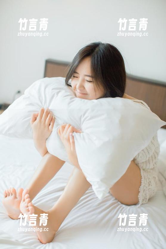 慕丝女郎私拍原图，让你沉醉于这看不腻的一双之中
