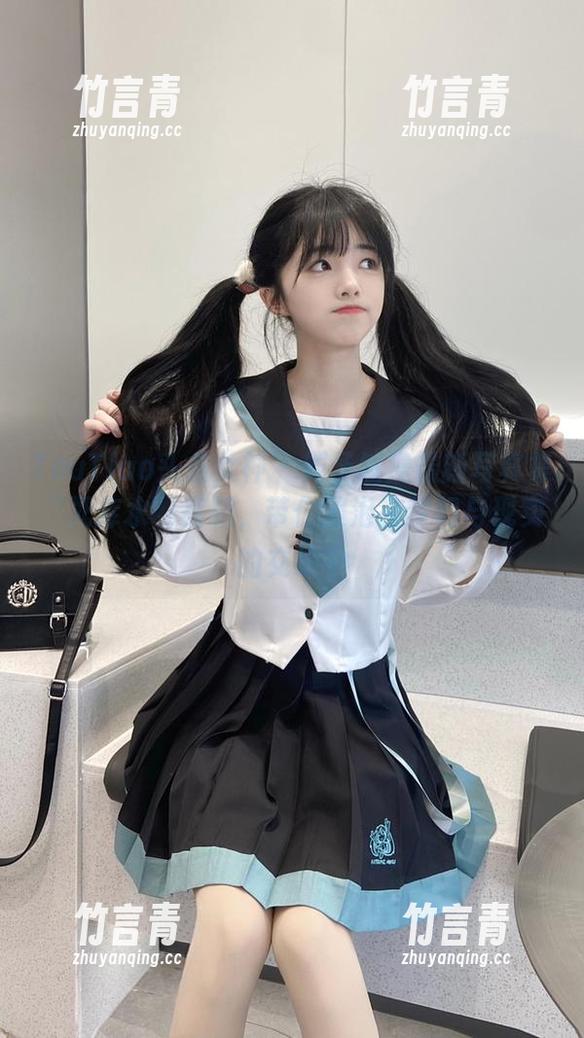TouTiao头条女神 - 周予然携最新写真集“死库水”亮相，带你浸泡在梦幻与现实的交织中