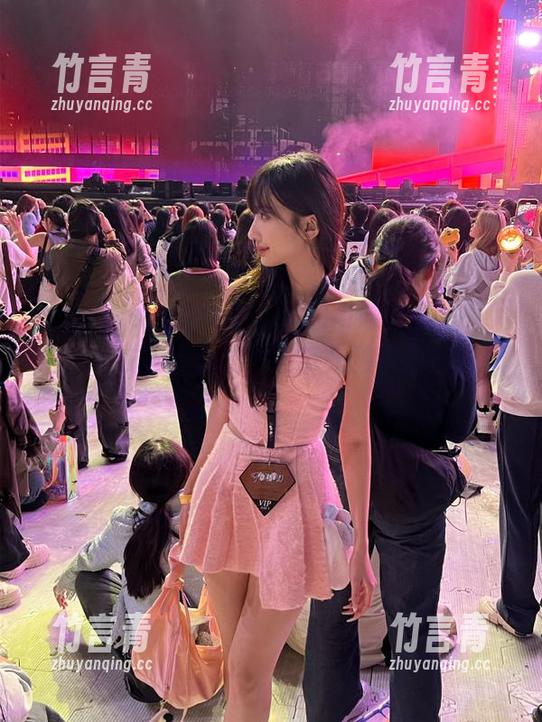 TouTiao头条女神 - 温暖与时尚相遇，周治宇毛衣写真合集为你带来独特的视觉享受