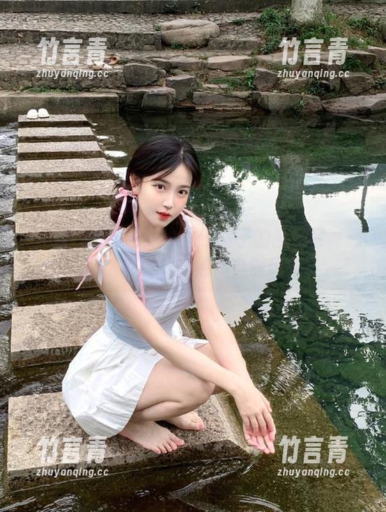 TouTiao头条女神 - 小晴子的夏日写真：壁纸中绽放出绝美自然风光