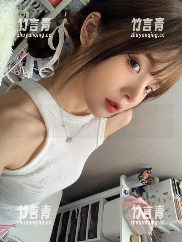 TouTiao头条女神 - 小热巴的灰丝写真合集：一场视觉盛宴让人眼前一亮
