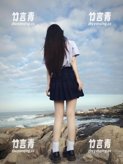 TouTiao头条女神 - 李梓熙教室写真图包精选，发现她独特视角下的纯净美好