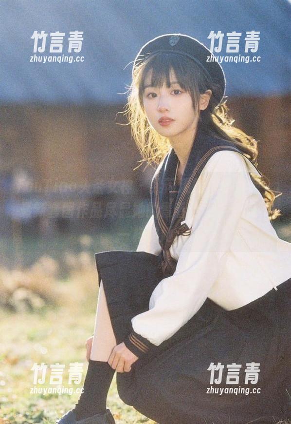 TouTiao头条女神 - 梁芮溪的优雅清纯，最新套图作品尽显她的青春活力，感受不一样的她