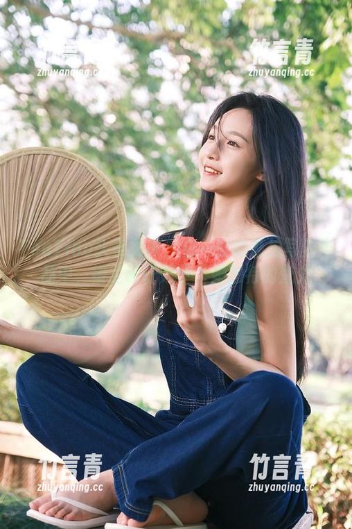 TouTiao头条女神-白一晗 TouTiao头条女神 - 白一晗的私拍写真作品中,镂空设计赋予了她独特的魅力
