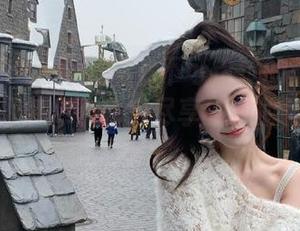 TouTiao头条女神 – 不可错过的萌琪琪丝袜物语图包，下载后尽享她的时尚与气质！
