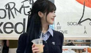 UGirls尤果网 – 全套写真揭秘，学姐艾小青的时尚灵感与独特气质尽在其中！