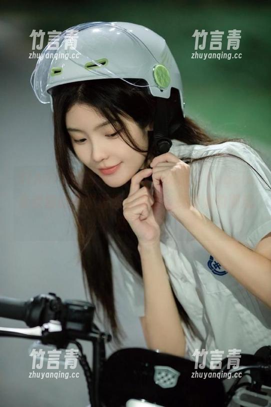 XIAOYU语画界 - 让时尚闪耀：Angela喜欢猫的礼服精选写真集，探索她的潮流新定义
