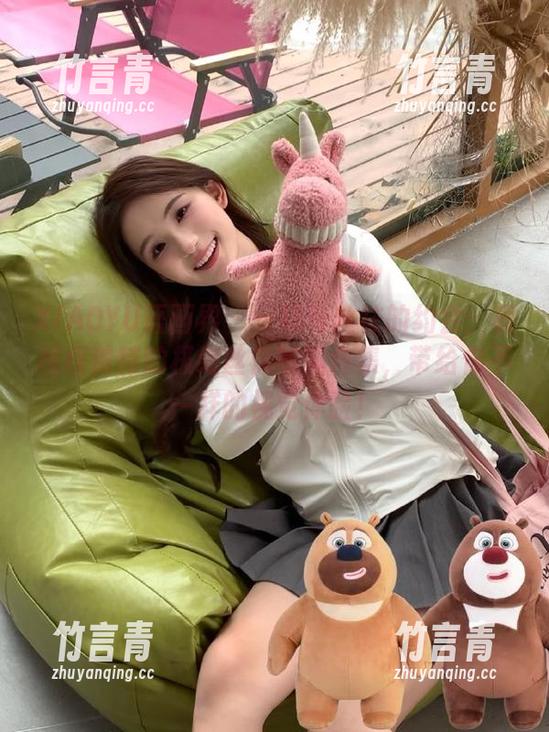 XIAOYU语画界 - 一场与丝袜的约会：程程程独特的极致丝袜写真合集，带给你不一样的视觉体验！