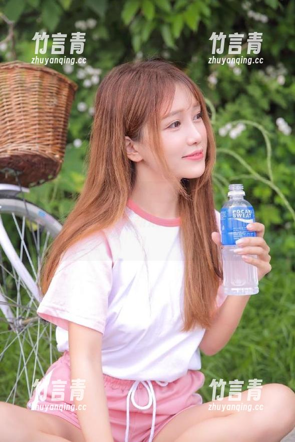 Xiuren秀人网 - 一键获取九尾Ivy居家写真图包，新鲜更新展现魅力生活的细节！