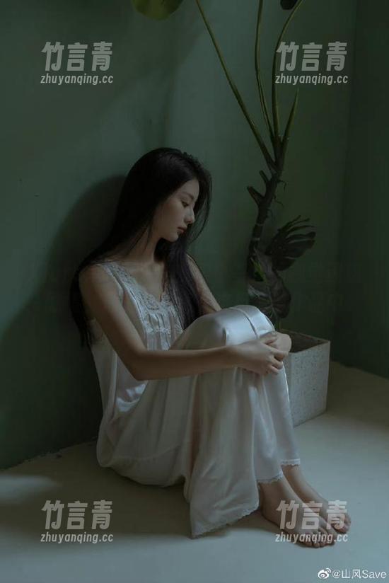 Xiuren秀人网 - 探索小蛮妖的视觉迷惑剧情，最美套图尽在这组写真作品中