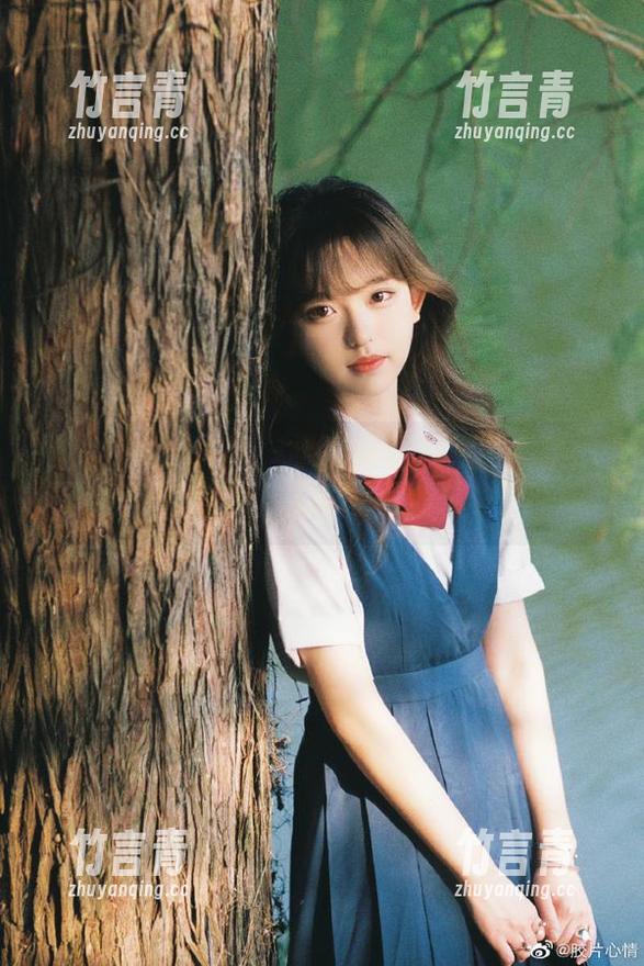 Xiuren秀人网 - 小逗逗海边原图图集：当我遇上镜头，海风不小心吹走了修图