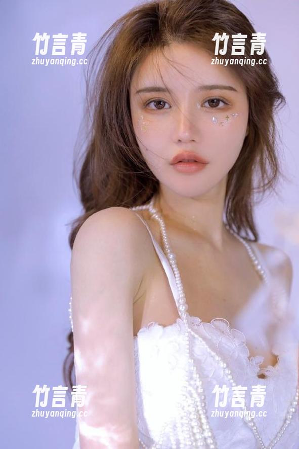 Xiuren秀人网 - 免费下载白露小猪女友的图册，宅在家也能感受美丽！