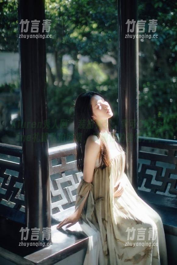 Xiuren秀人网-黄可Christine Xiuren秀人网 - 装扮如梦:黄可Christine礼服私拍图集,展现你的独特风格