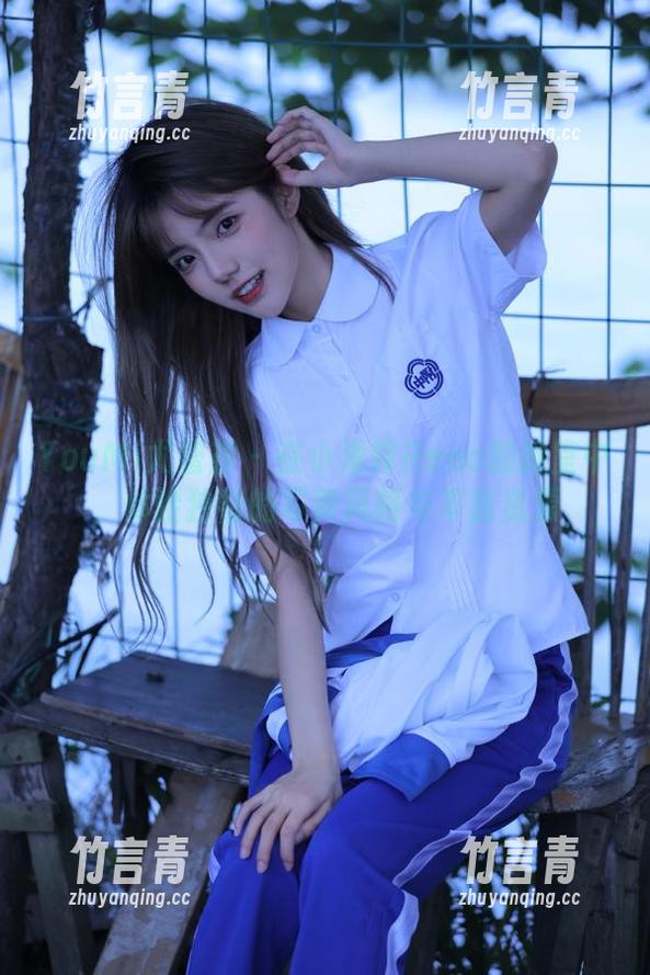 YouMi尤蜜荟 - 在小海臀Rena的教室中，体验独特的写真风格与丰富资源