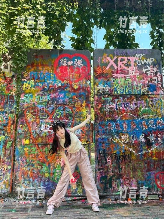 YouMi尤蜜荟-欧阳LuLu YouMi尤蜜荟 - 光影幽韵:欧阳LuLu丝袜写真中的美感与原图深度解析