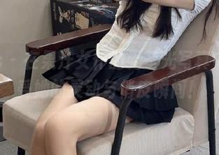 pans – 在果汁女仆的无圣光写真中，感受她的灵动与俏皮瞬间！