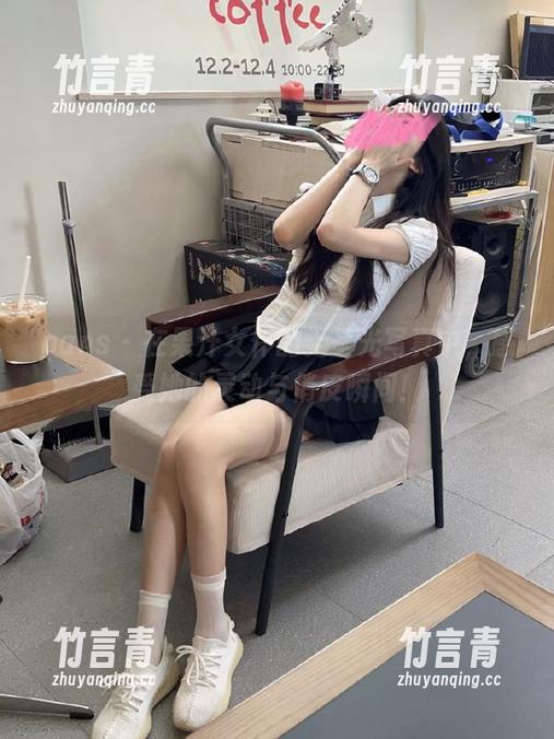 pans - 在果汁女仆的无圣光写真中，感受她的灵动与俏皮瞬间！