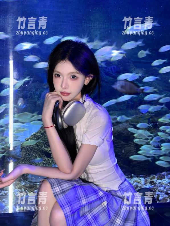 定制图像艺术：让yui金鱼在明日方舟-黑的主题下绽放光彩