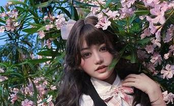 精选COS风格：一笑芳香沁与窗与宠物猫电子版的甜蜜时光