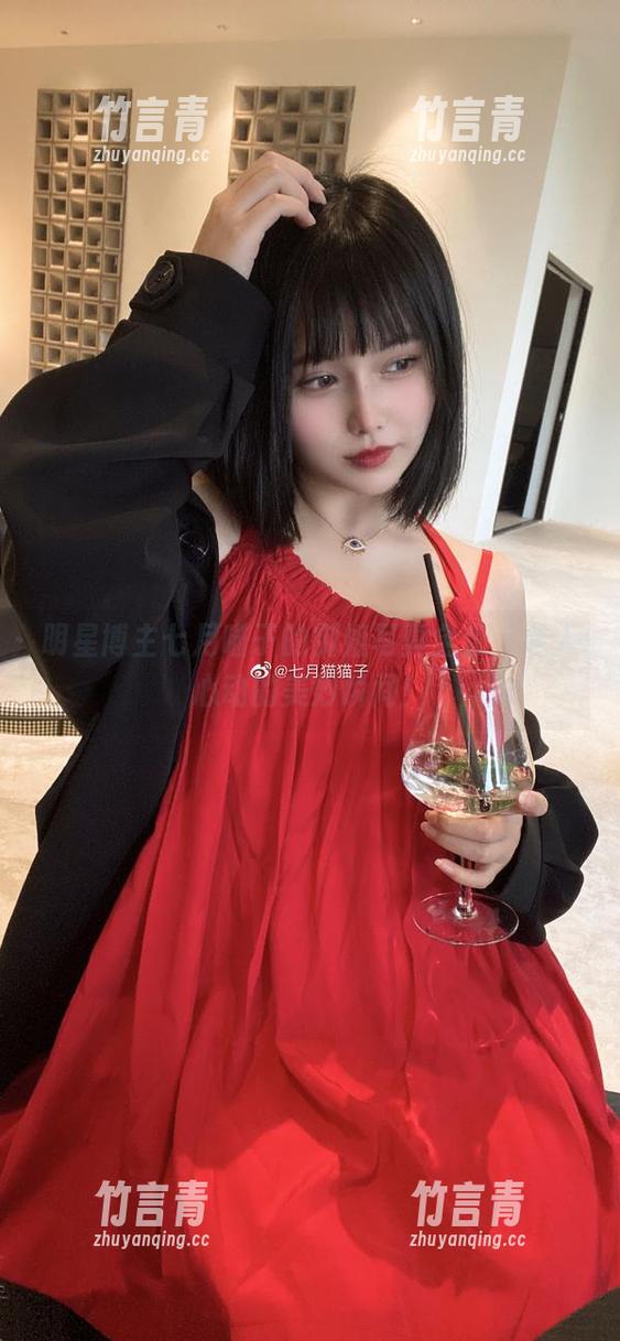 明星博主七月喵子的御姐写真全套，令人心动的美妙瞬间！