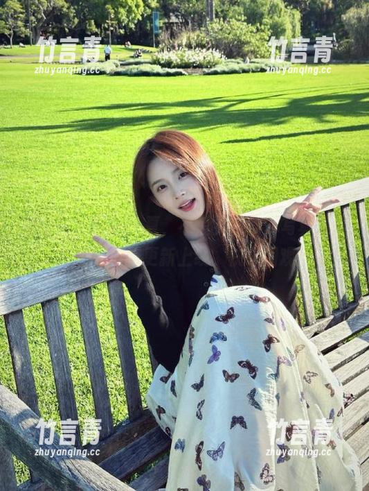 微密圈 - 轻松一夏，不爱笑的赛琳写真集“白色”全新更新上线，快来围观！