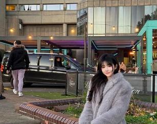 微密圈 – 不爱笑的赛琳私房写真合集：居家生活中的优雅与自然之美
