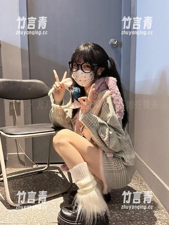 丽柜 - 允儿红裙私拍合集，见证她在镜头前的无限魅力！