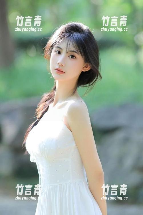 丽柜 - 探索心心的海边图包，观看她与海洋的亲密瞬间