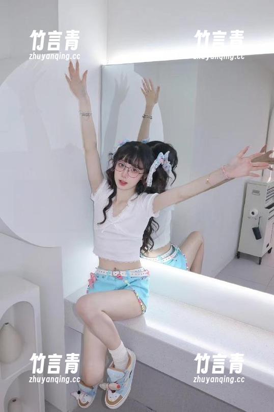 丽柜-潼潼 丽柜 - 蕾丝诱惑尽在潼潼的世界:免费下载她的写真,让你惊喜连连!