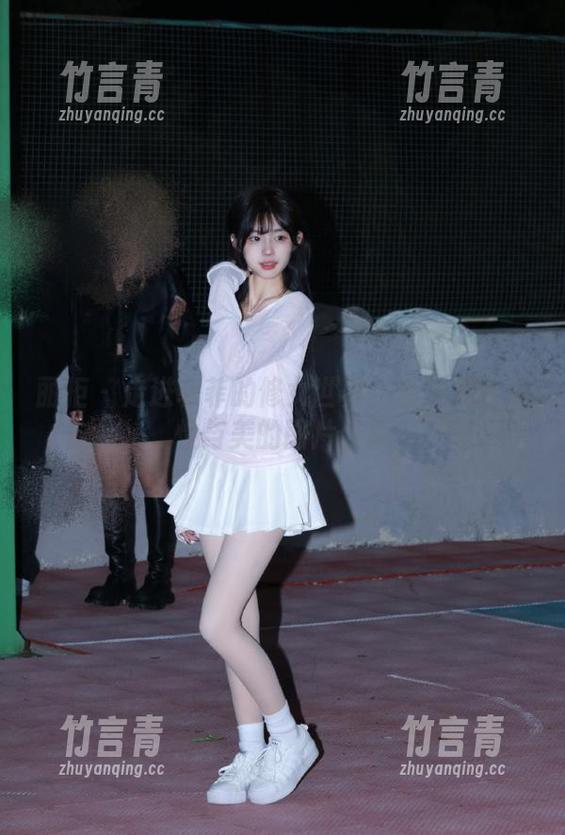 丽柜 - 走进菲菲的修女世界：感受她的灵性与美的图片合集