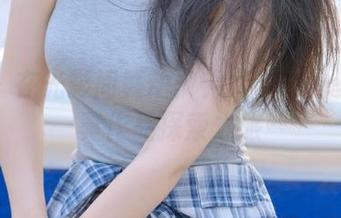 丽柜 – 在光影间舞动：钟晴带来的少女写真作品探索之旅