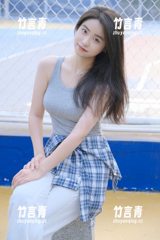 丽柜 - 在光影间舞动：钟晴带来的少女写真作品探索之旅