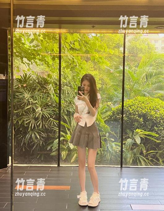 二阶堂宅绘子 感受二阶堂宅绘子私房JK黑丝图包,甜美与魅力的完美结合!