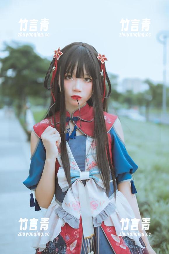 五更百鬼的写真分享：在礼服的光彩下寻找自我