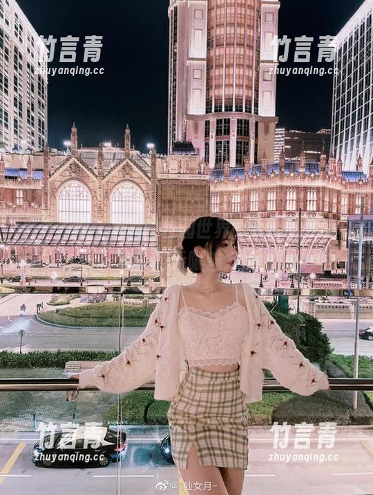 走进“仙女月”的校园世界，分享她的写真集中的无限魅力！