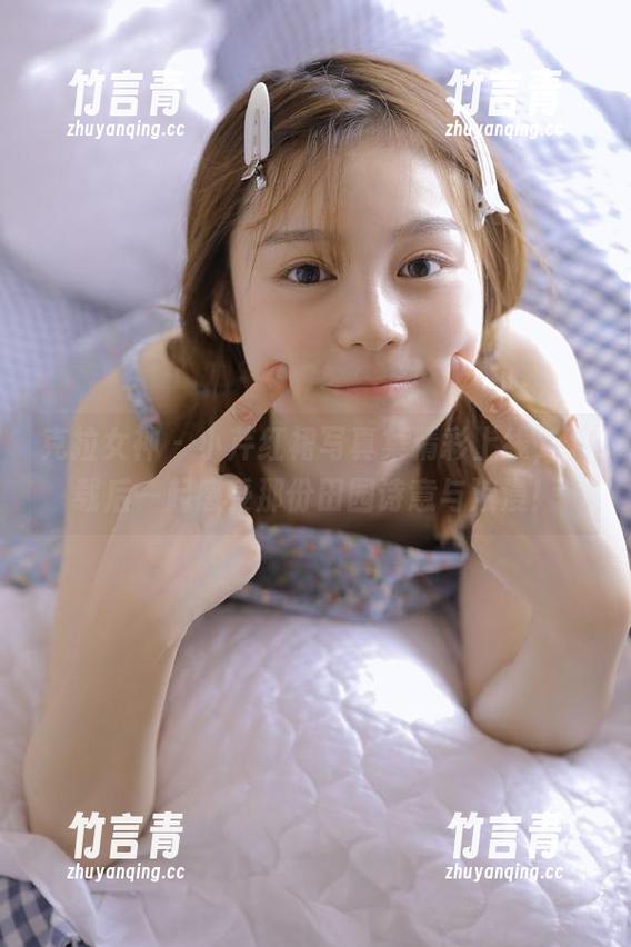 克拉女神 - 小芹红裙写真集精彩上线，下载后一起感受那份田园诗意与浪漫！