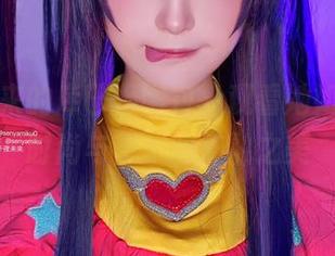 千夜未来的库巴姬图包，观看她如何演绎时尚与艺术的交融之美