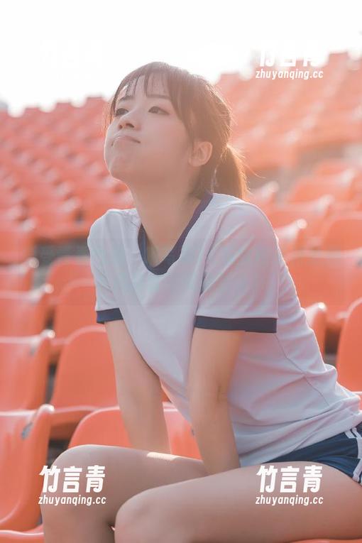 感受青春气息：喵写真JK黑丝格子裙原图与风格套图完美结合！