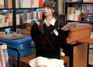 嗲囡囡 – 伍月yuer最新吊带写真合集，展现多样化的时尚魅力与风格