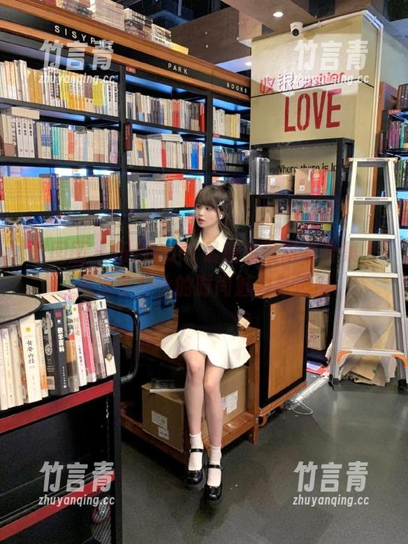 嗲囡囡 - 伍月yuer最新吊带写真合集，展现多样化的时尚魅力与风格